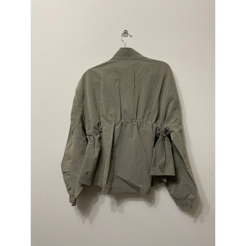 NWT Lululemon Crinkle Nylon Cinchable Jacket Sz M Warm Ash Grey MSRP $148 - Picture 5 of 5